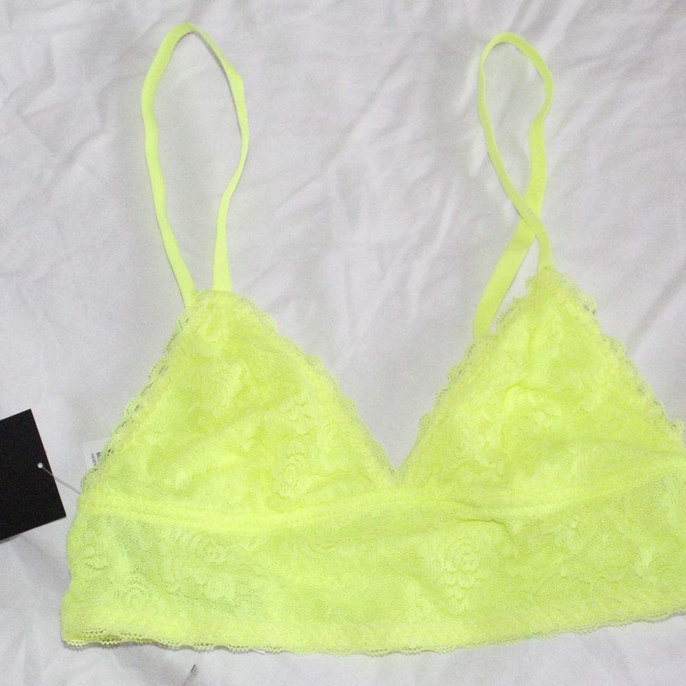 neon yellow bralette😍